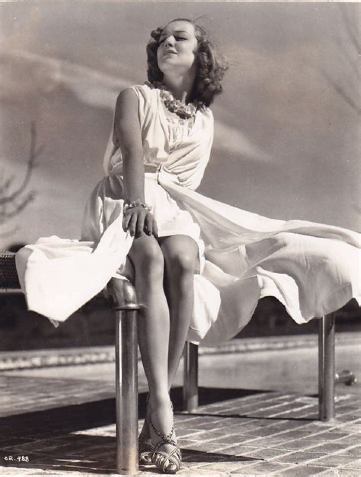 15 Glamorous Pinups of Anne Shirley From Between the Late 1930s and