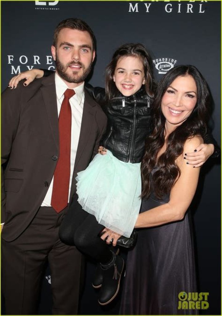 Alex Roe Daughter And Wife To Be Monica Noonan, Family