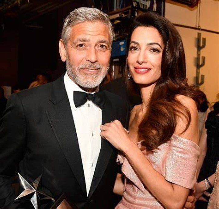 Amal e Clooney passeiam com filhos de barco por local em que se