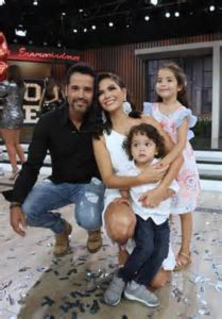 Ana Patricia Gámez se ejercita con ayuda de su hijo Gael Leonardo