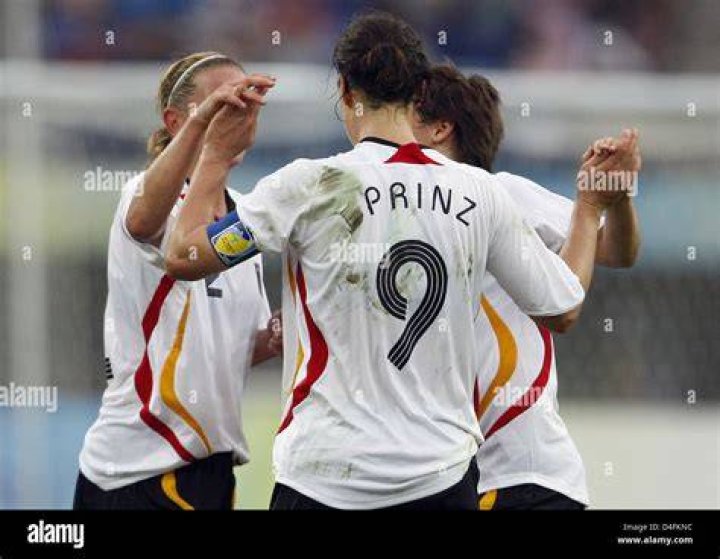 Ariane Hingst spendet Birgit Prinz Trost B.Z. Die Stimme Berlins