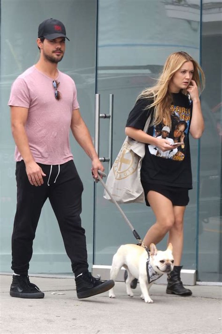 Billie Lourd & Taylor Lautner Vacation With Family