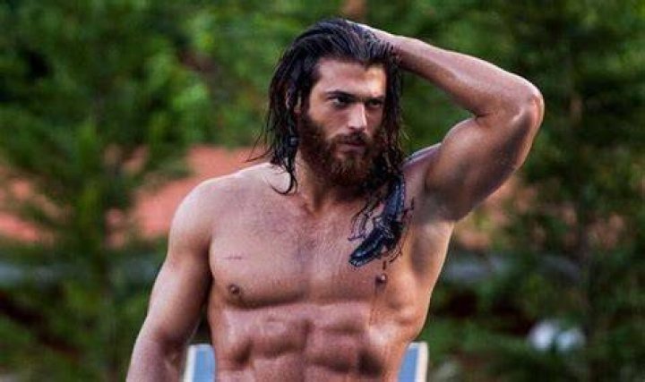 Can Yaman'dan şaşırtan &ccedil;ıkış! Norm Haber