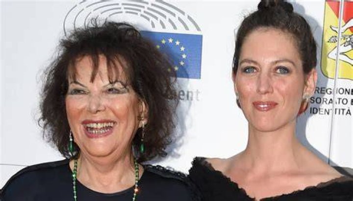 Claudia Squitieri &mdash; &Agrave; propos &mdash; Slash Paris