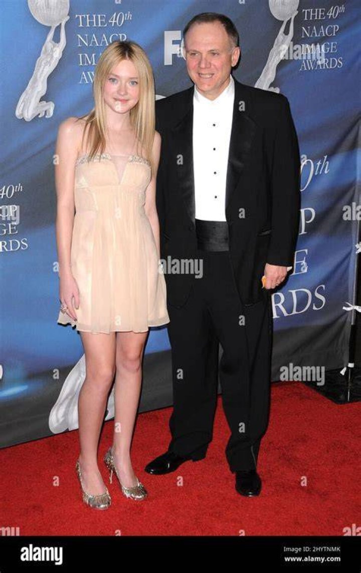 Dakota Fanning and dad Steve Fanning attending The 40th NAACP Image