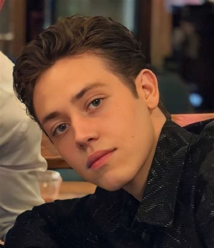 Ethan Cutkosky Girlfriend, Age, Net Worth, Height, Siblings