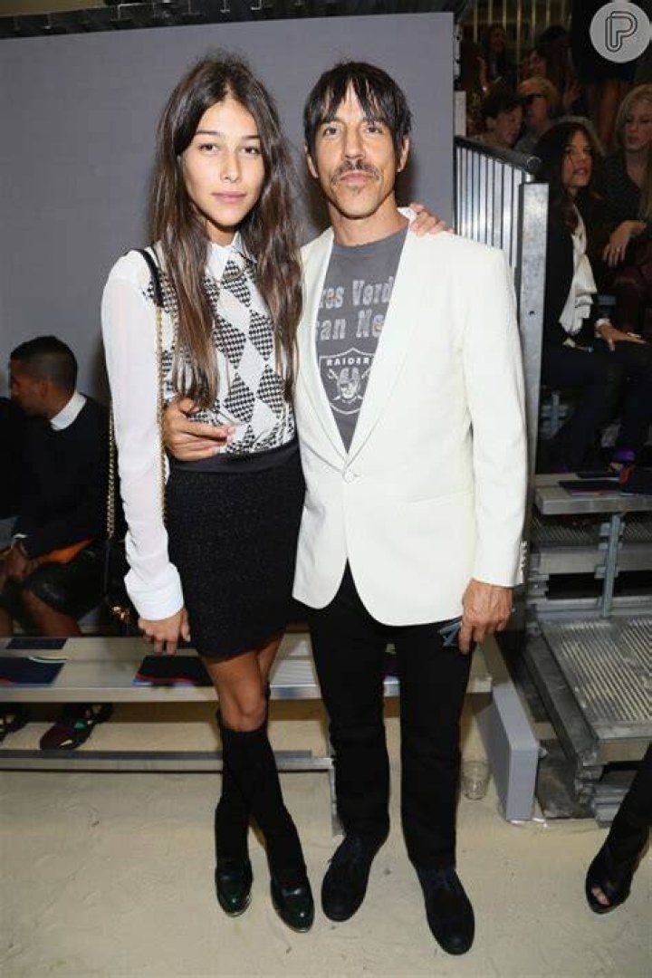 Foto Anthony Kiedis e Helena Vestergaard posam publicamente em eventos