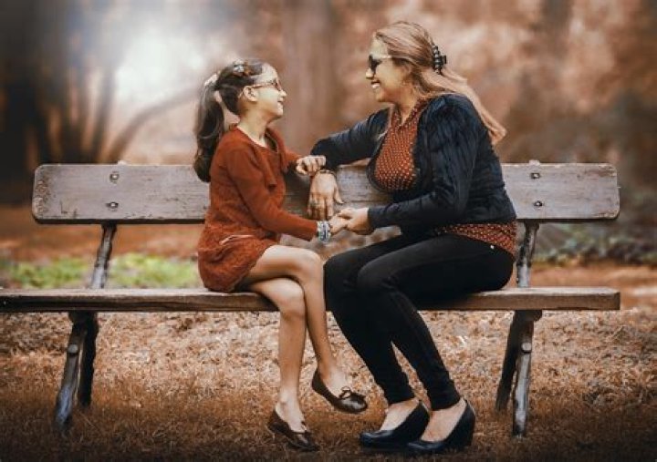Idéntica a su madre y acosada por los paparazzi desde niña así es
