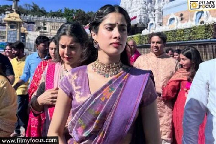 Janhvi Kapoor seeks blessings at Mahakaleshwar temple with Shikhar