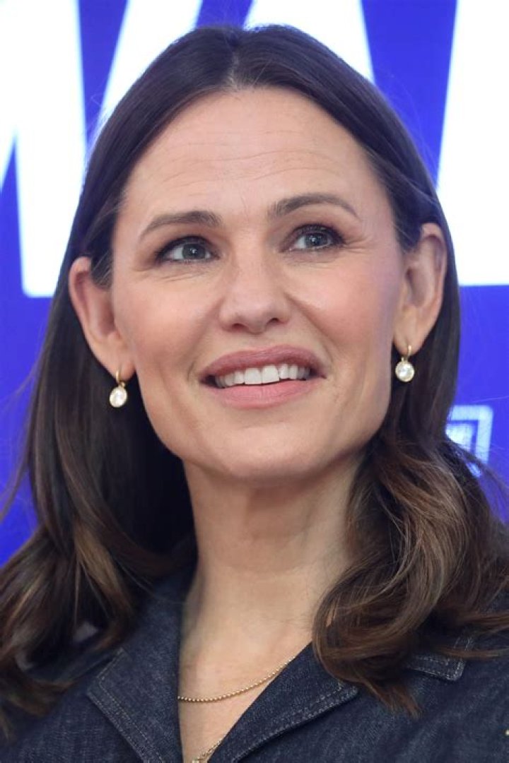 Jennifer Garner hits the red carpet at "Peppermint" premiere after