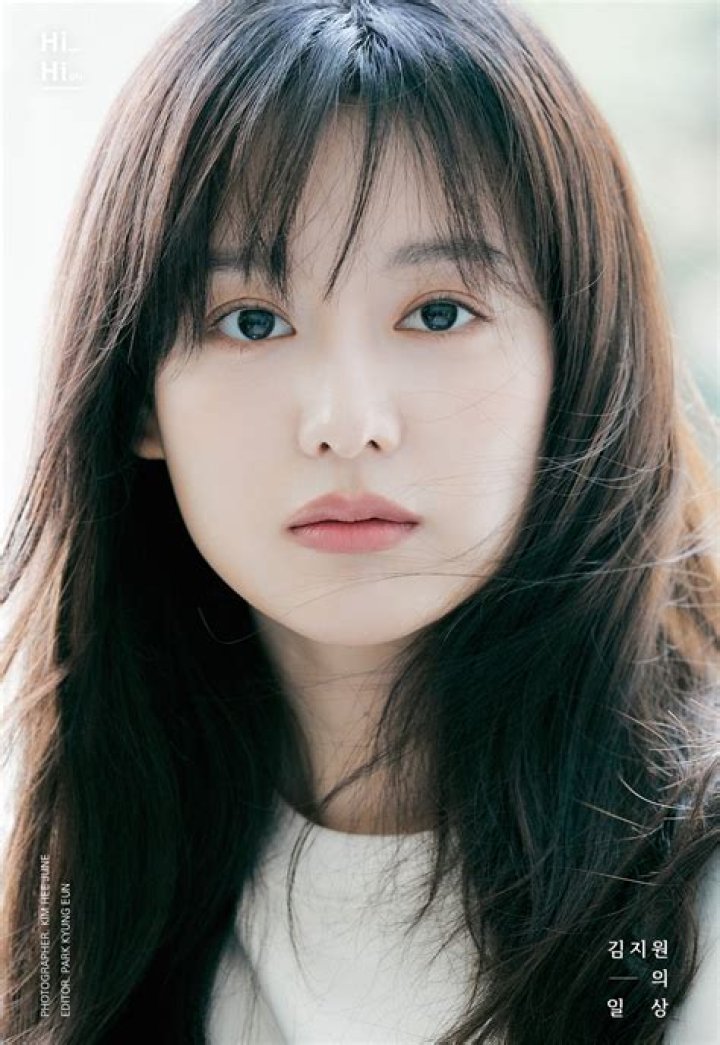Kim Ji Won tuổi 31 được khen trẻ như thời đóng phim Những người thừa kế