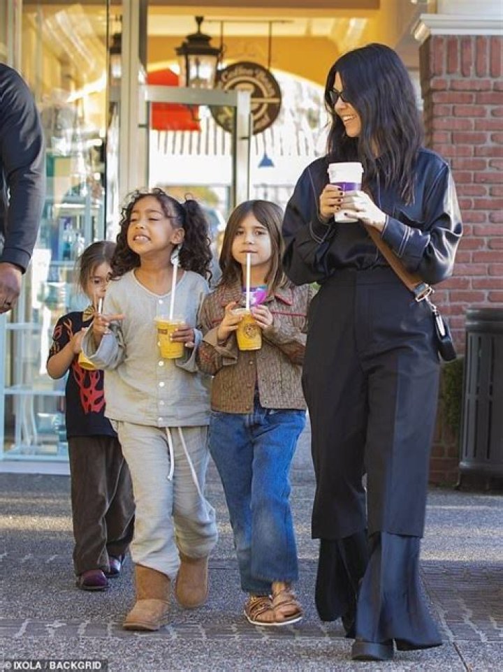 Kourtney Kardashian takes kids out to art class Daily Mail Online