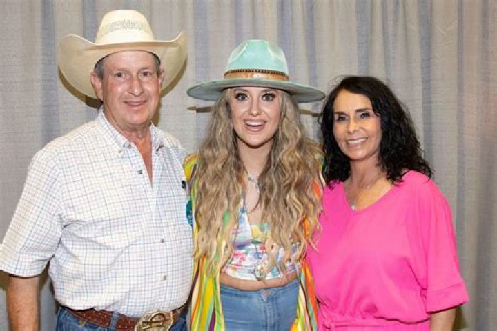Lainey Wilson con sus padres Brian Wilson y Michelle Wilson Fotografía