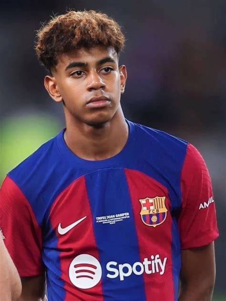 Lamine Yamal là ai? Sao trẻ tài năng nhất của Barcelona sau Lionel