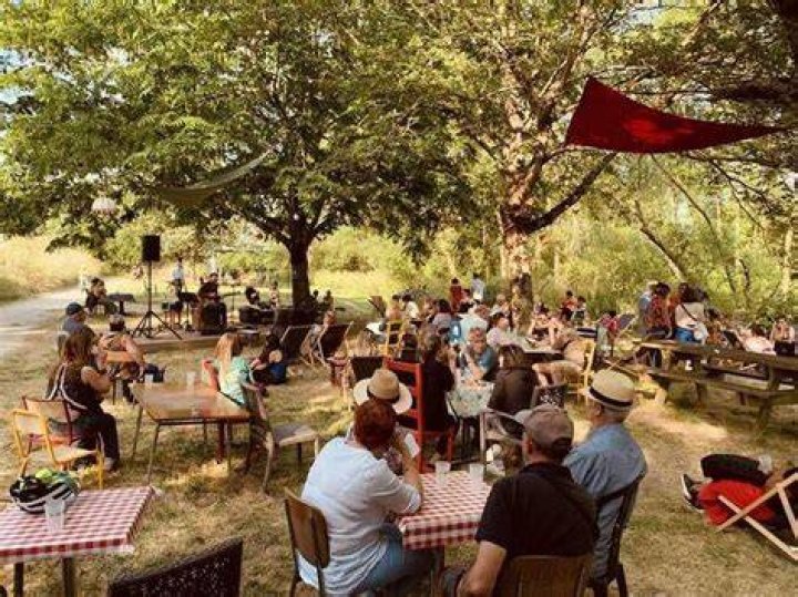 LES GUINGUETTES d&eacute;marrent autour d'un ap&eacute;ro &agrave; 19h30 et se prolonge dans