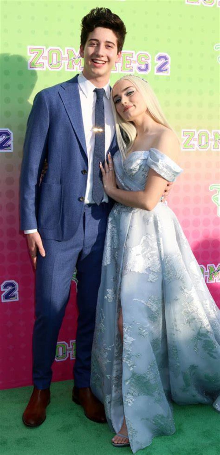 Milo Manheim Height How Tall Is He? Photos With Other Stars J14