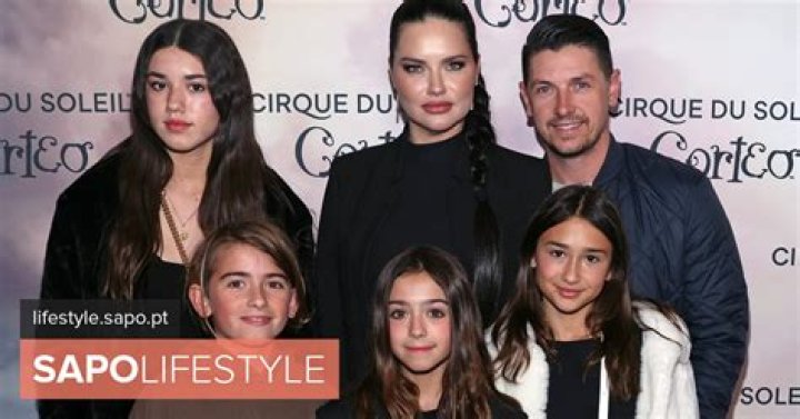 Momento raro Adriana Lima posa com as filhas na passadeira vermelha