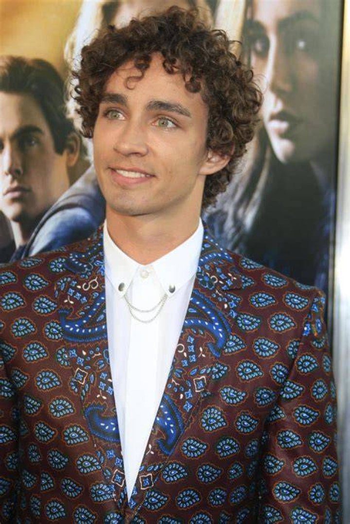 Mortal Engines’ Robert Sheehan Wears Sheer Shirt & Sarong to Comic Con
