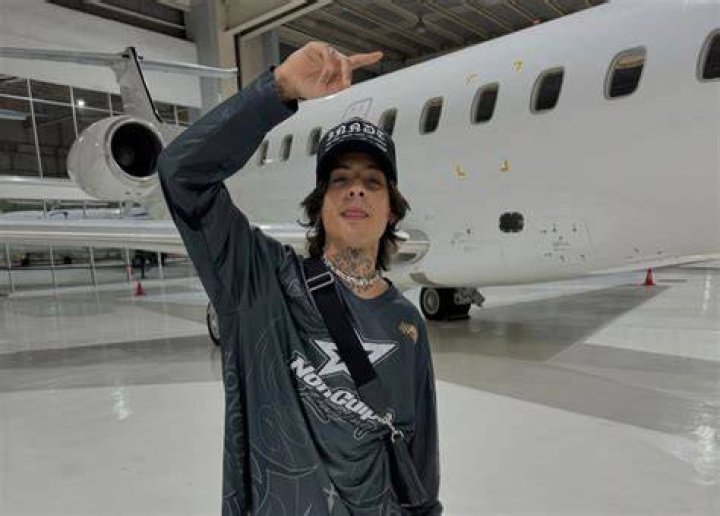Natanael Cano appears with oxygen in full concert and worries his fans