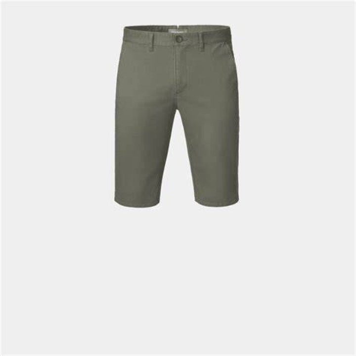 Nautical bermudas vs. acid green coats The hottest men’s SS25 trends