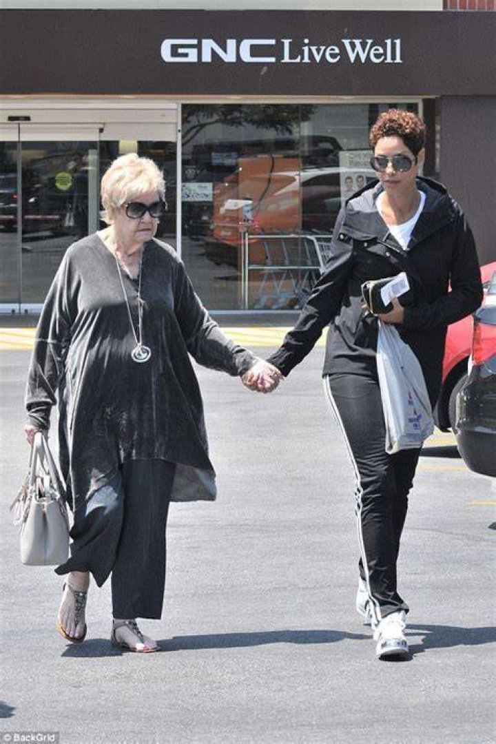 Nicole Murphy holds hands with fiancé Michael Strahan in Malibu