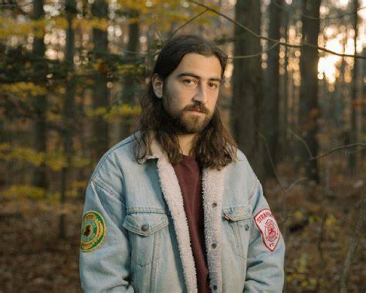 Noah Kahan is back with his new single &ldquo;Stick Season&rdquo; &bull; WithGuitars