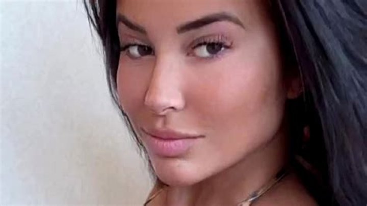 OnlyFans model wows fans in red lingerie declaring ‘mums can do it too