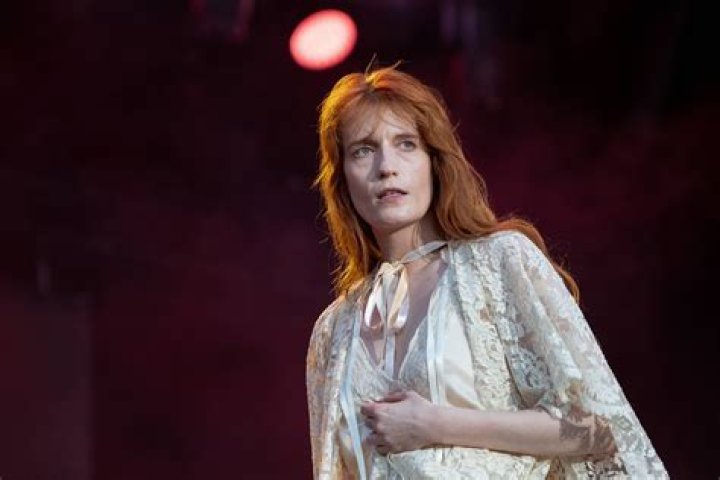 Photo florence welch hits the beach with new boyfriend 35 Photo