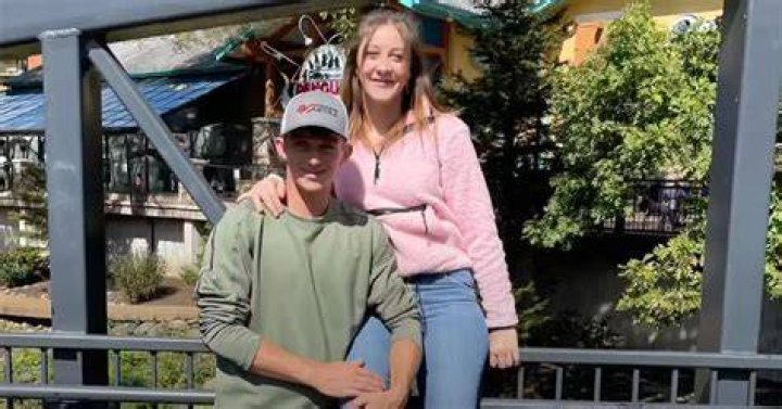 RETURN TO AMISH Rosanna Miller gives birth to 1st child, daughter Clara