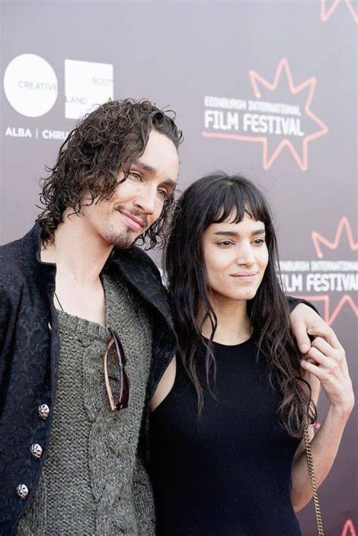 Robert Sheehan Girlfriend 2022