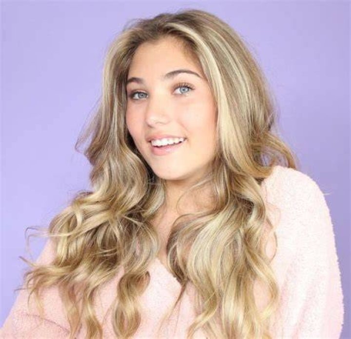 Rosie McClelland Age, Net Worth, Boyfriend, Family and Biography
