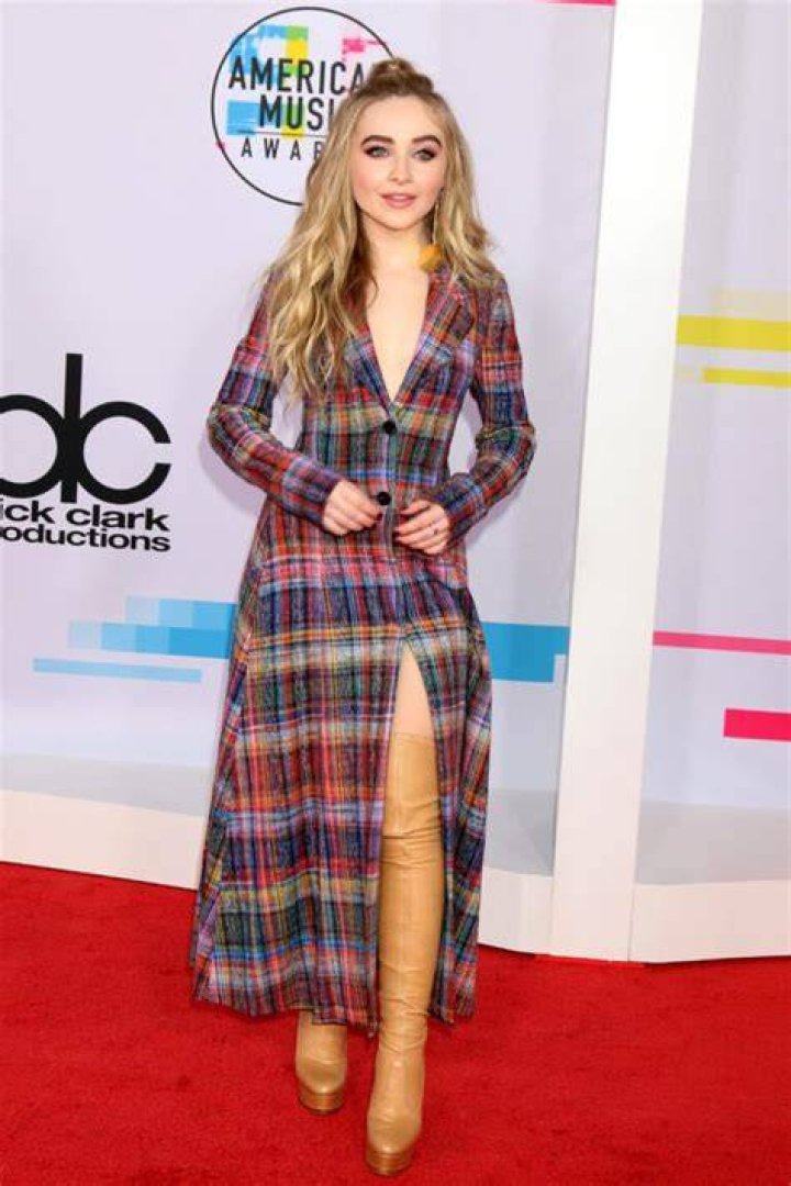 Sabrina Carpenter Body Figure Size Height Weight Facts