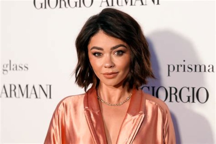 Sarah Hyland Showcases Her Scars From Her 16 Surgeries And Breaks Down