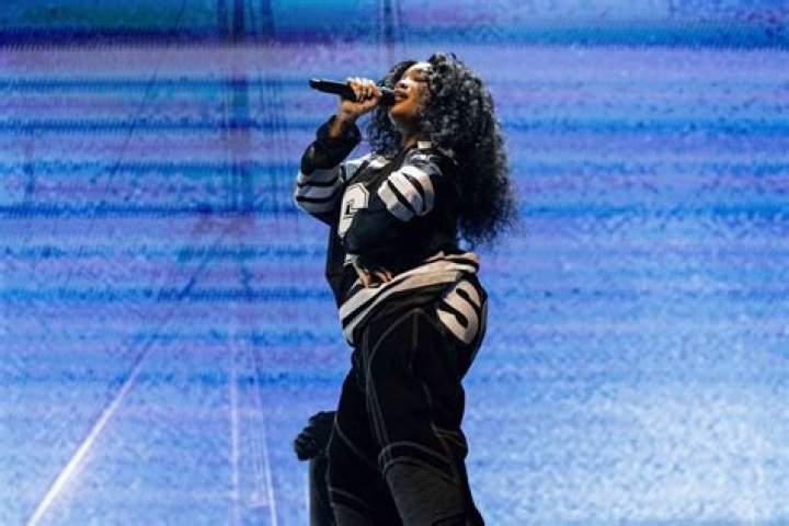SZA's Dad Cries While Listening to 'Broken Clocks' • EBONY