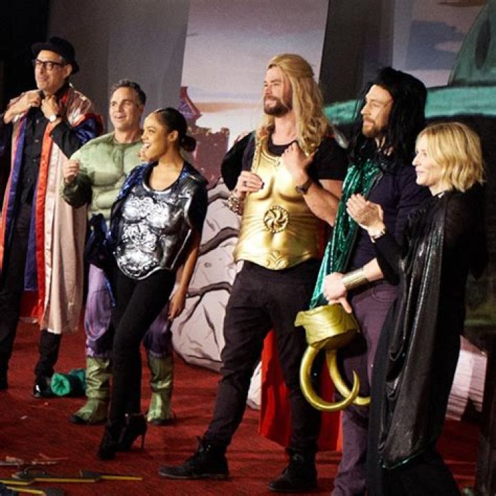 Thor Ragnarok Cast Performs a Live Version of the Movie
