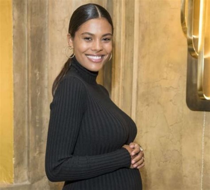 Tina Kunakey explique pourquoi elle poste des photos sexy d’elle sur