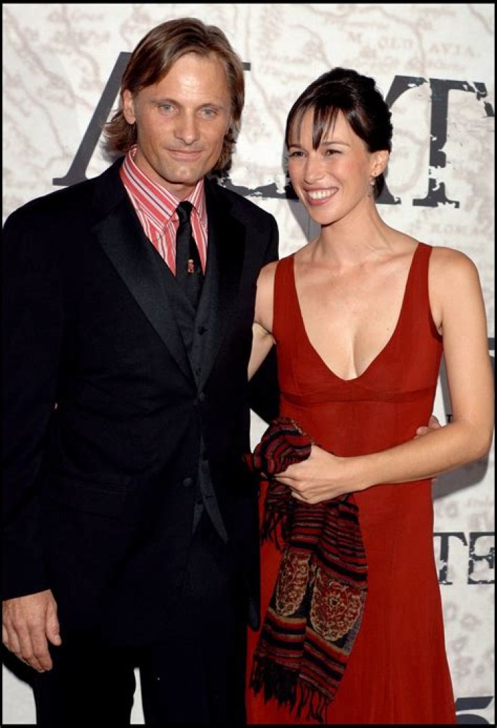 Viggo Mortensen et Ariadna Gil se promènent à Madrid le 21 mars 2013