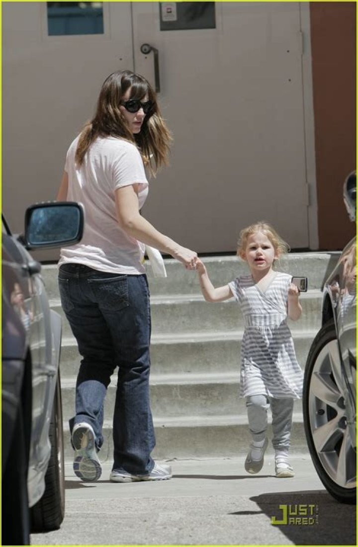Violet Affleck is Blackberry Bold Photo 1837831 Ben Affleck
