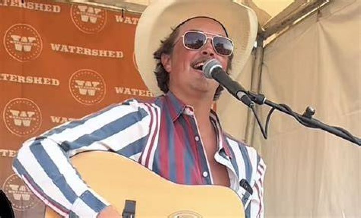 Zach Top Delivers Incredible Acoustic Performance of “Bad Luck